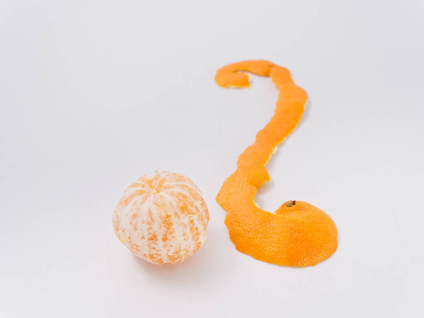 fruta cítrica mandarina naranja sobre fondo blanco con ralladura
 - Foto, Imagen