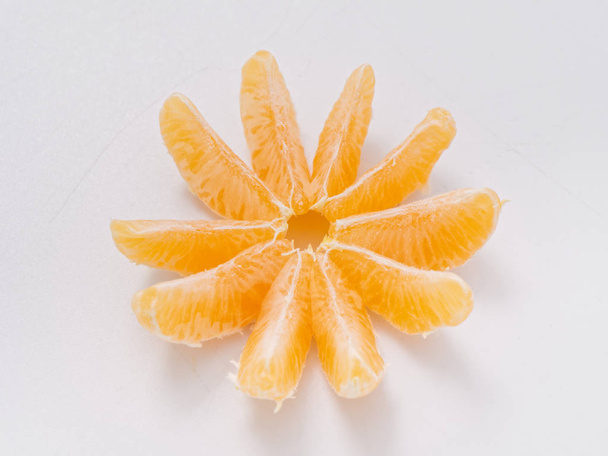 fruta cítrica mandarina naranja sobre fondo blanco con ralladura
 - Foto, imagen