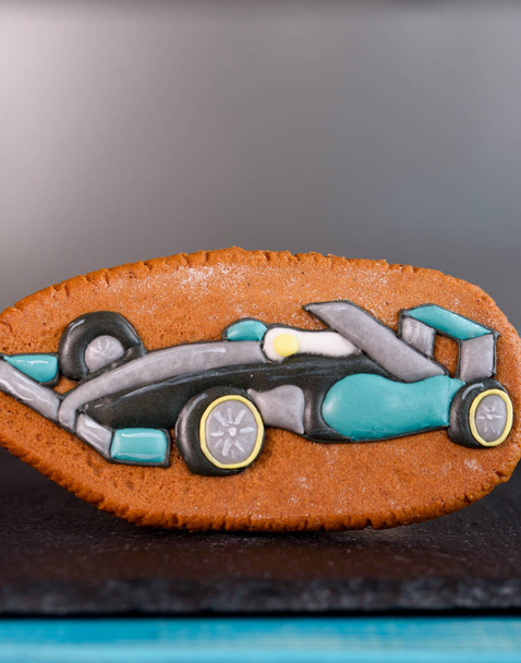Pain d'épice en forme de voiture sur un panneau d'ardoise
 - Photo, image