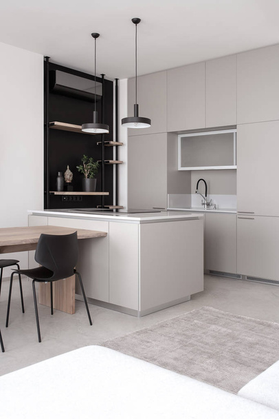 Stijlvolle moderne keuken met lichte muren en grijze vloer - Foto, afbeelding