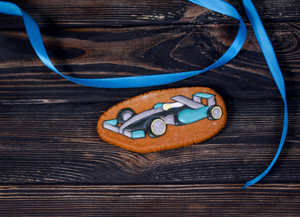 Lebkuchen in Form von Auto auf Schiefertafel - Foto, Bild