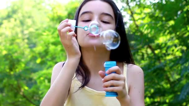 Tinédzser fúj színes buborékok szappan - Felvétel, videó