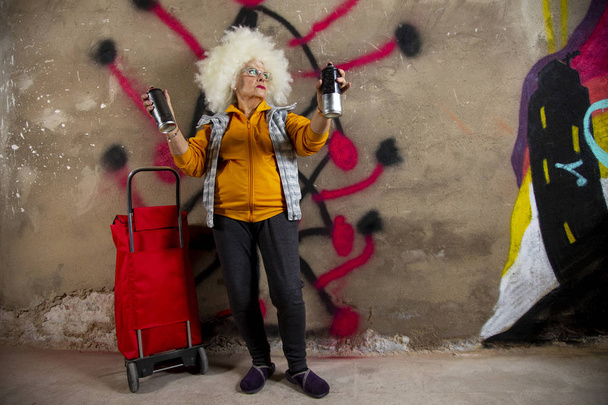 удивительная повстанческая бабушка граффити художник против городской стены
 - Фото, изображение