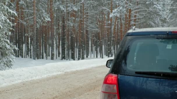 Frau mit Strohauto im Winter unterwegs - Filmmaterial, Video