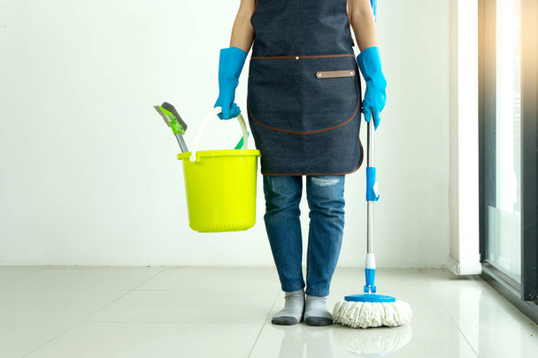 mulher trabalho para casa limpa janela sofá-mesa na casa trabalho doméstico
  - Foto, Imagem