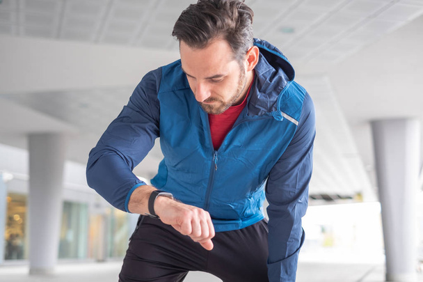 Active man portrait using smartwatch fitness app - Fotografie, Obrázek