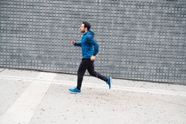Městská běžec dělat trénink na ulici - Fotografie, Obrázek
