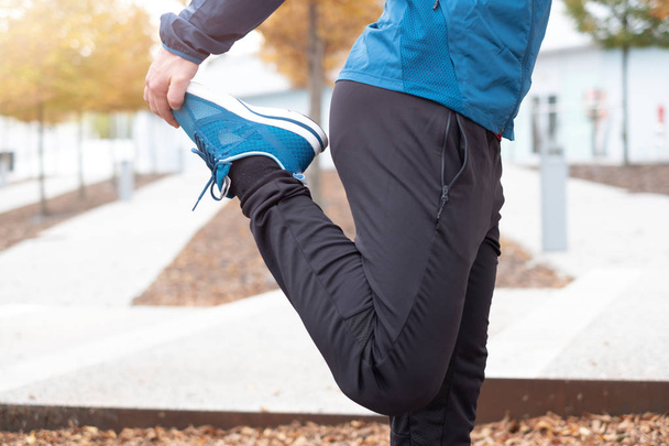 Obtenir des muscles chauds faire des jambes étirement exercice
 - Photo, image