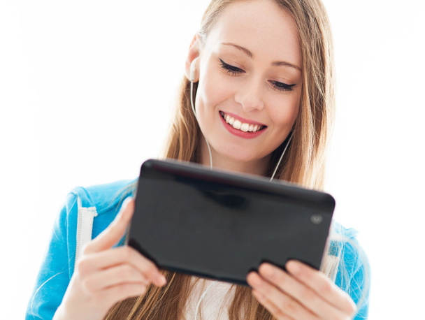 Adolescente femenina usando tableta digital
 - Foto, imagen