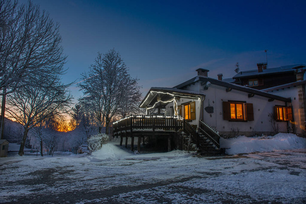 Hut po śniegu o zachodzie słońca - Zdjęcie, obraz