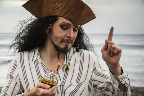 Portret przystojny mężczyzna piratem na tle morza wieczór jako symbol turystyka i podróże - Zdjęcie, obraz
