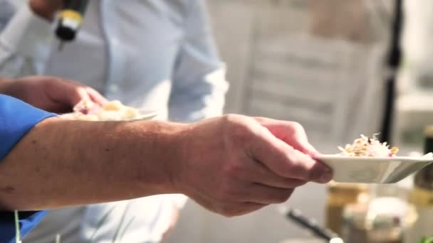 tiro cortado de chef dando pratos com comida deliciosa para os clientes no restaurante
 - Filmagem, Vídeo