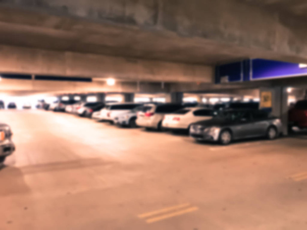 駐車場でフィルター処理されたトーンぼやけて背景スマート ガイダンス システム - 写真・画像