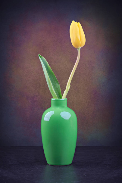 квітка тюльпанів у вазі на столі
 - Фото, зображення