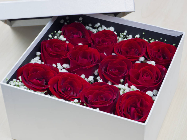 Roses rouges romantiques, gros plan de la boîte avec des roses rouges, roses conservées dans une boîte
. - Photo, image
