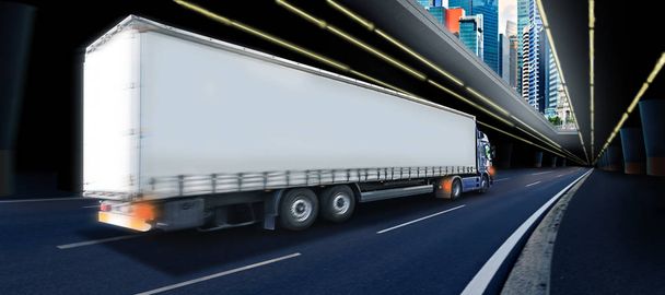 un camión en la carretera, imagen simbólica para la carga y el transporte
 - Foto, imagen