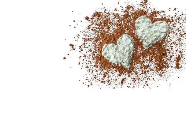 Corazones de azúcar en polvo con chocolate en polvo en el centro aislado en el fondo blanco vista plana de cerca con copy-sapce
 - Foto, imagen