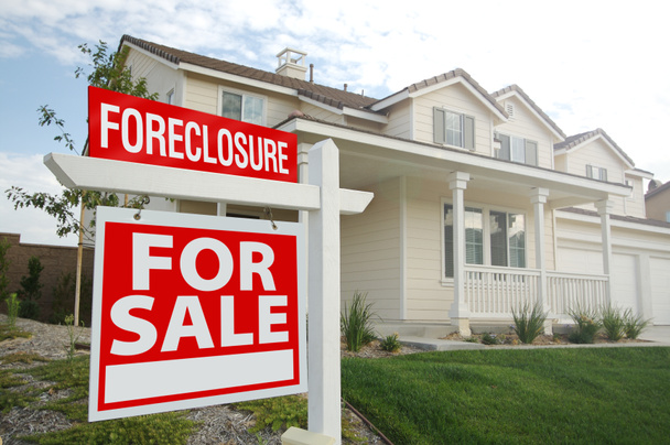 Foreclosure Emlak işareti ve ev - Foto, afbeelding
