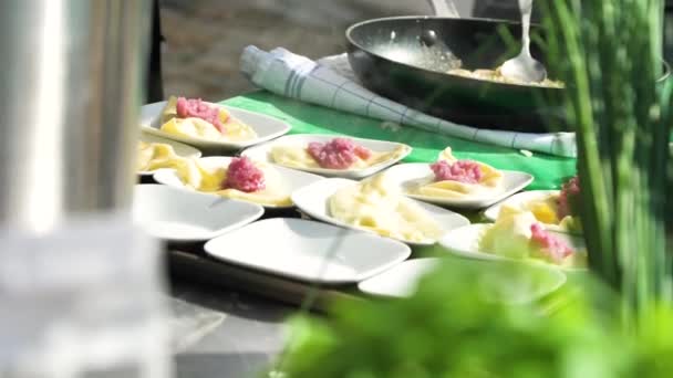 poříznutý šat šéfkuchařů, kteří dělají lahodné ravioli v restaurační kuchyni  - Záběry, video