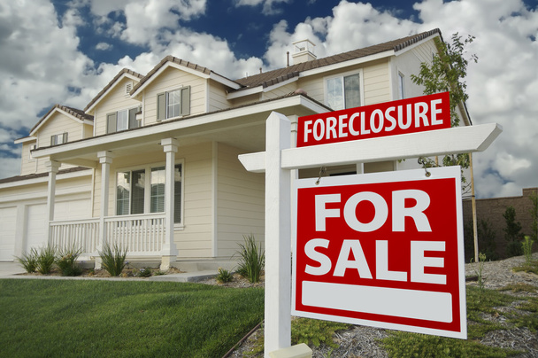 Foreclosure Real Estate Sign y Casa
 - Foto, imagen