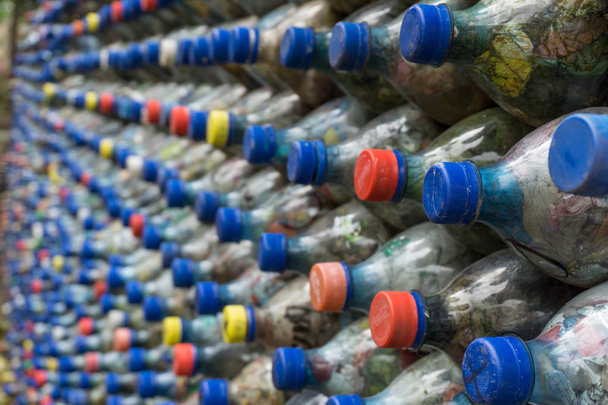 pared de botellas de plástico reciclado
 - Foto, imagen