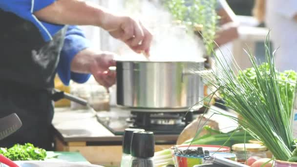 részleges kilátás a szakmai szakácsok étterem konyha ami finom ételek   - Felvétel, videó
