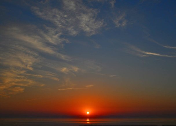 Прекрасний захід сонця драматичне хмарне небо
. - Фото, зображення