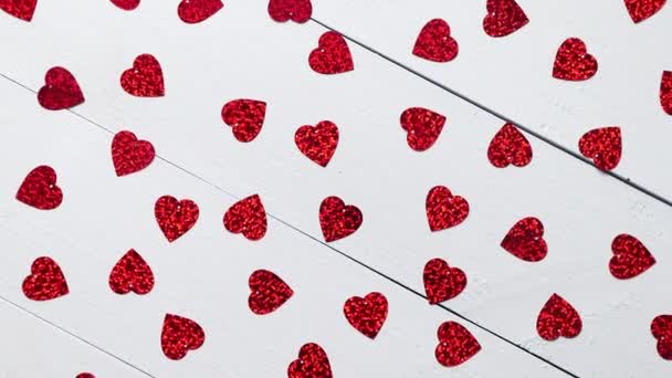 Composizione di Giorno di Vlentines. Paillettes a forma di cuore posizionate su tavolo di legno bianco
 - Filmati, video