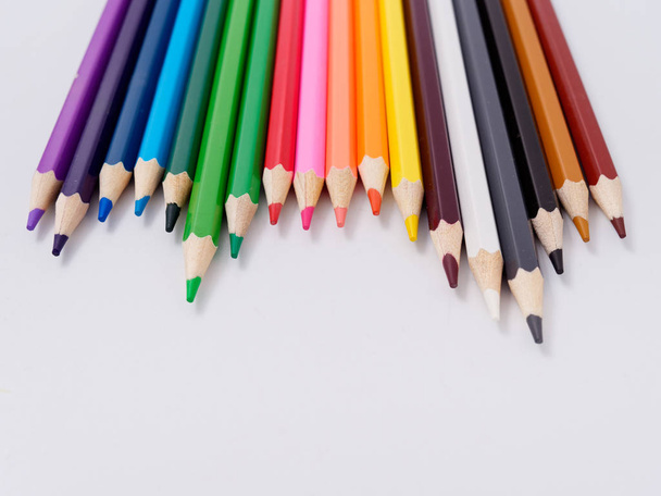 Цветные карандаши с заточки стружки изолированы на белом
 - Фото, изображение