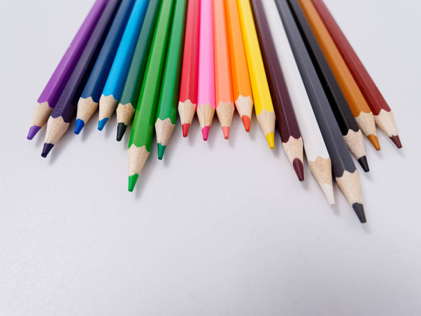 Кольорові олівці з загостренням стружки ізольовані на білому
 - Фото, зображення