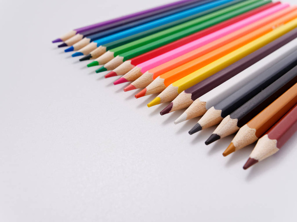 kleur potloden met verscherping schaafsel geïsoleerd op wit - Foto, afbeelding