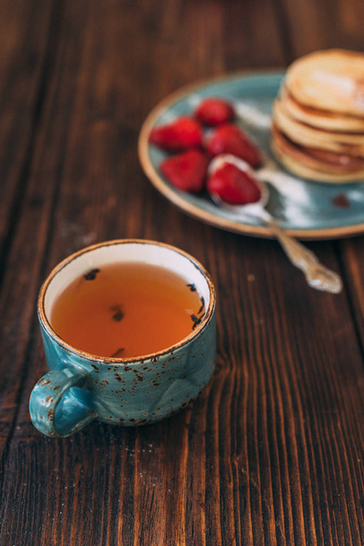 Cup of tea and pancakes with strawberry - Foto, afbeelding