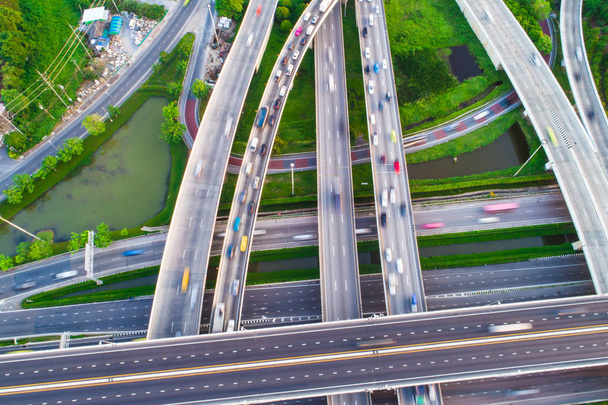 Ekspres taşıma trafik yol ile araç hareket lojistik kavramı havadan görünümü - Fotoğraf, Görsel
