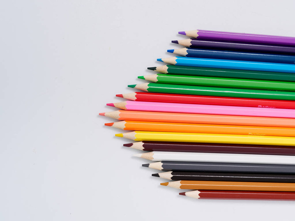 Цветные карандаши с заточки стружки изолированы на белом
 - Фото, изображение