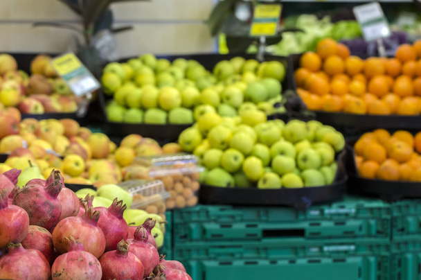 Greengrocery pazar yeri içinde taze organik meyve; Nar - Fotoğraf, Görsel