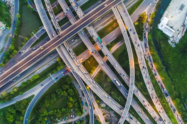 Autopista transporte tráfico carretera con movimiento de vehículos concepto logístico vista aérea
 - Foto, Imagen