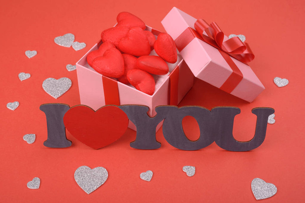 Valentines day. Pink gift box and plate i love you on red background - Foto, Bild