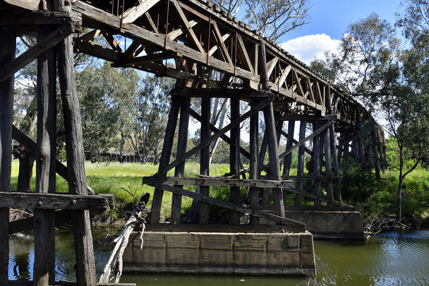 Austrália, NSW, ponte ferroviária de madeira velha sobre o riacho Morleys em Gundagai
 - Foto, Imagem