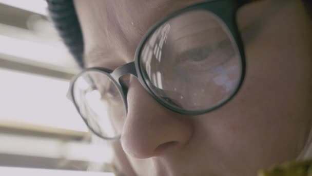 Close-up shot očima žena v brýlích, které odrážejí pracovní smartphone obrazovky. - Záběry, video