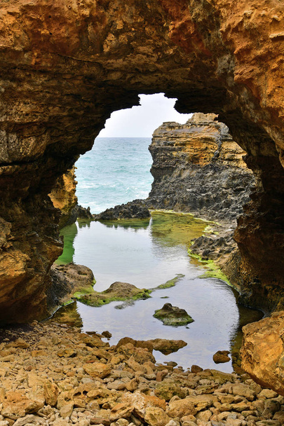 Αυστραλία, Vic, φυσική καμάρα που ονομάζεται The Grotto στο εθνικό πάρκο Port Campbell στο Great Ocean Road, Προτεινόμενων Ξενοδοχείων τουριστική έλξη και ταξίδια, - Φωτογραφία, εικόνα