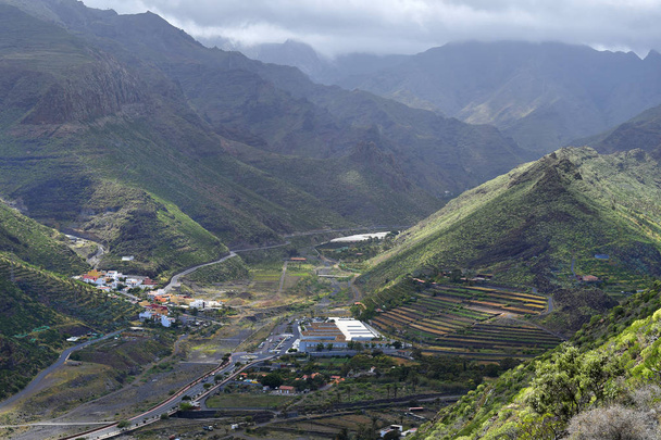 Ισπανία, Κανάριοι Νήσοι, Λα Γκομέρα, μικρό χωριό inmidst στα βουνά με βεράντες καλλιέργεια - Φωτογραφία, εικόνα