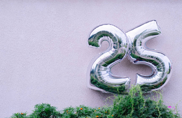 Воздушные шары рисуют 25 на бежевом фоне. Их можно использовать в качестве поздравления с 25-летием или 25-процентной скидки
. - Фото, изображение