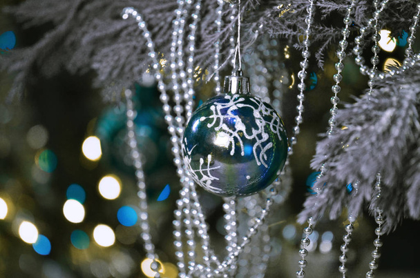 Boule bleue de Noël sur branches sapin. branche d'arbre de Noël et ornement bleu
. - Photo, image