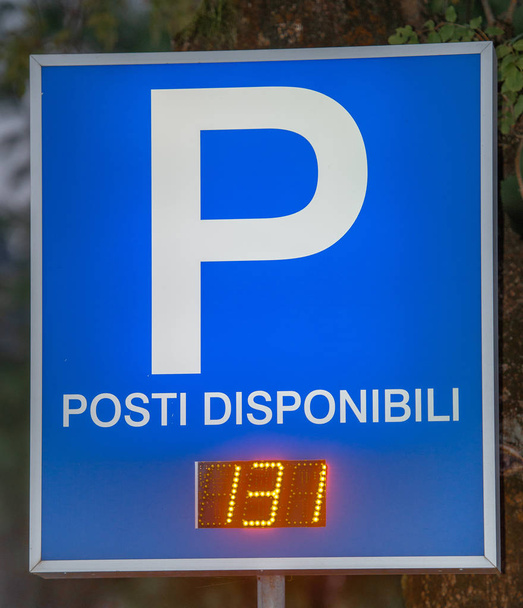 Schilder, die angeben, wie viele Plätze zum Parken zur Verfügung stehen - Foto, Bild