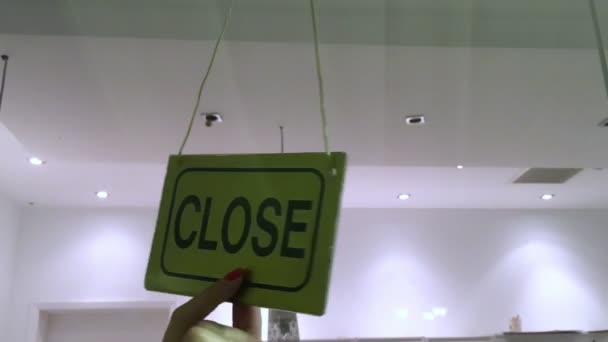 Winkel eigenaar draaien gesloten teken In Shop deuropening - Video