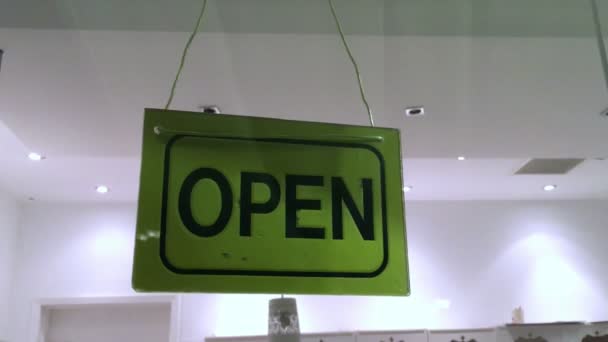 Κατάστημα ιδιοκτήτης στροφή επιγραφή "ανοικτό" σε κατάστημα πόρτα - Πλάνα, βίντεο