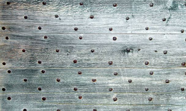 Fundo rachado de madeira velho com entalhe de madeira entalhado Nail closeup ao ar livre
 - Foto, Imagem