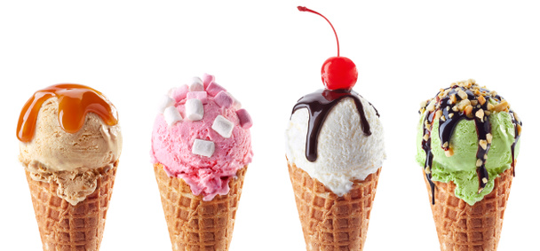 Conjunto de cuatro varias cucharadas de helado en conos de gofre aislados sobre fondo blanco. Sabores a vainilla, caramelo, malvavisco y pistacho
. - Foto, imagen