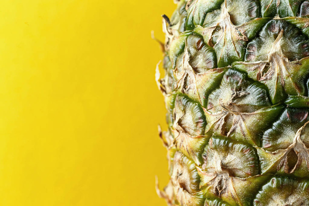 Pineapple peel close-up on bright background. tropical fruit space for tex - Foto, Imagen