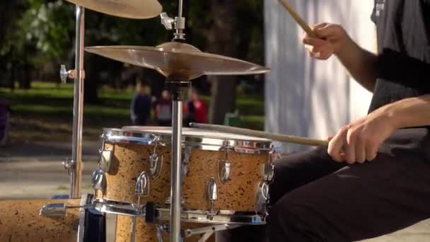 suonare la batteria in una bella giornata di sole
 - Filmati, video